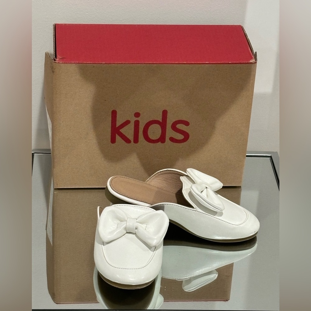 Like new girls bow flat mules